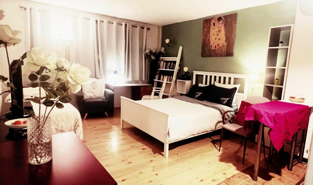 Posteľ alebo postele v izbe v ubytovaní Studio accueillant au cœur de Paris - 30 m² - Tout inclus.