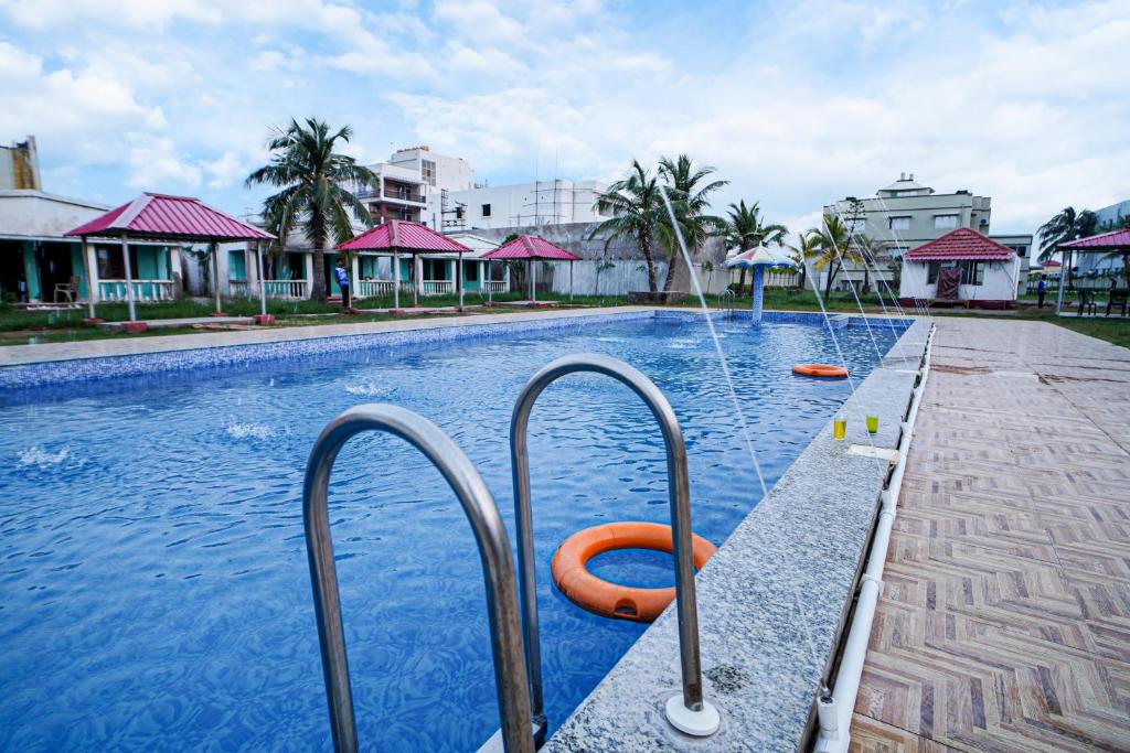 una piscina con tubo arancione in acqua di Silver Sand Eco Resort a Mandarmoni