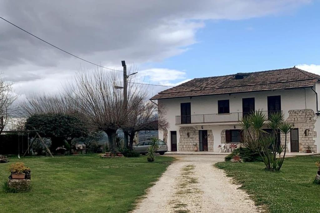 a house with a dirt road in front of it at Relax in campagna in Ponte