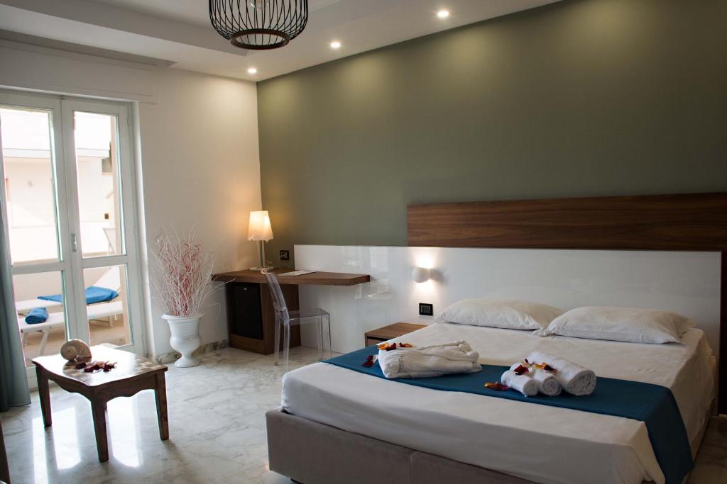 Postel nebo postele na pokoji v ubytování Hotel Luna Lido