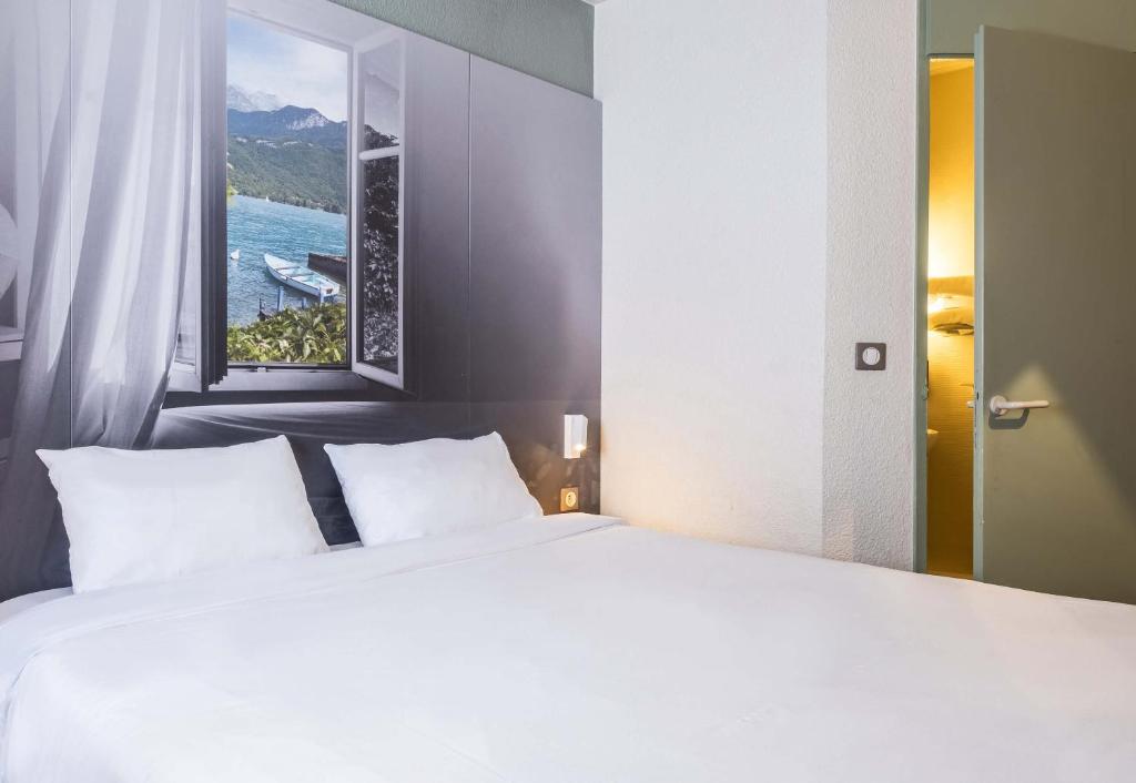 Postel nebo postele na pokoji v ubytování B&B HOTEL Annecy Argonay