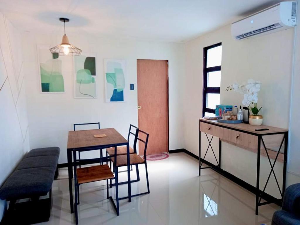 Sönmez Private Villa في Cavite: غرفة معيشة مع طاولة وكراسي ومكتب
