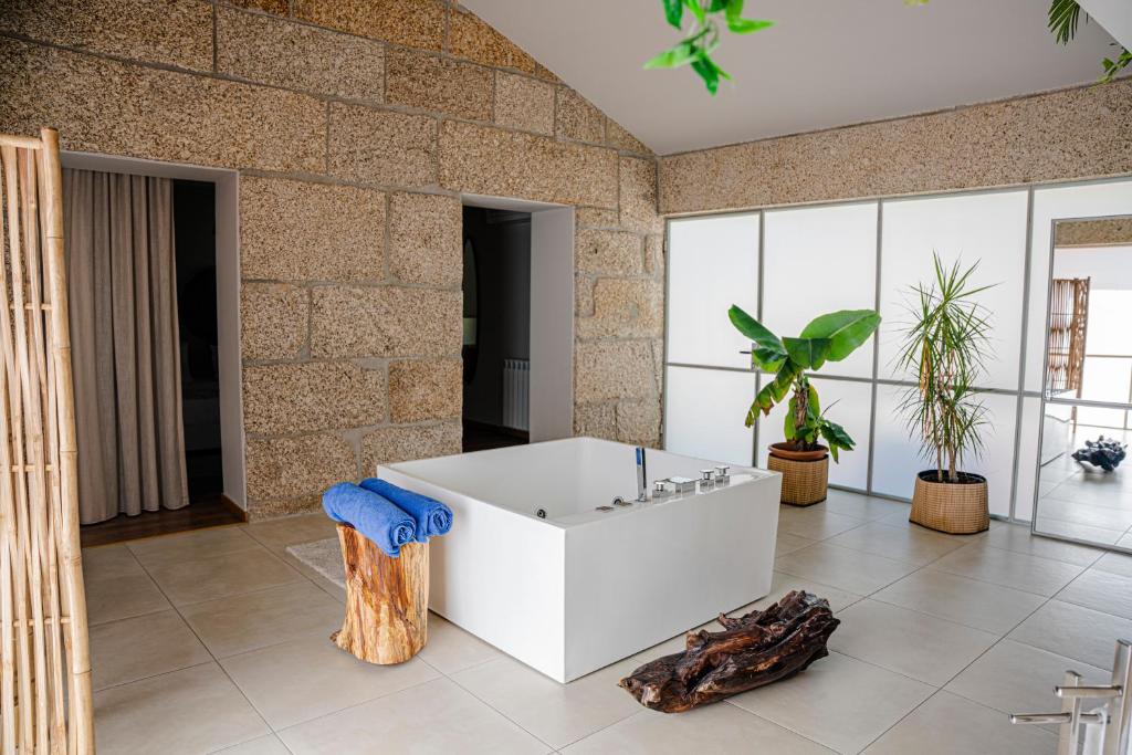 Uma área de estar em Peso Village