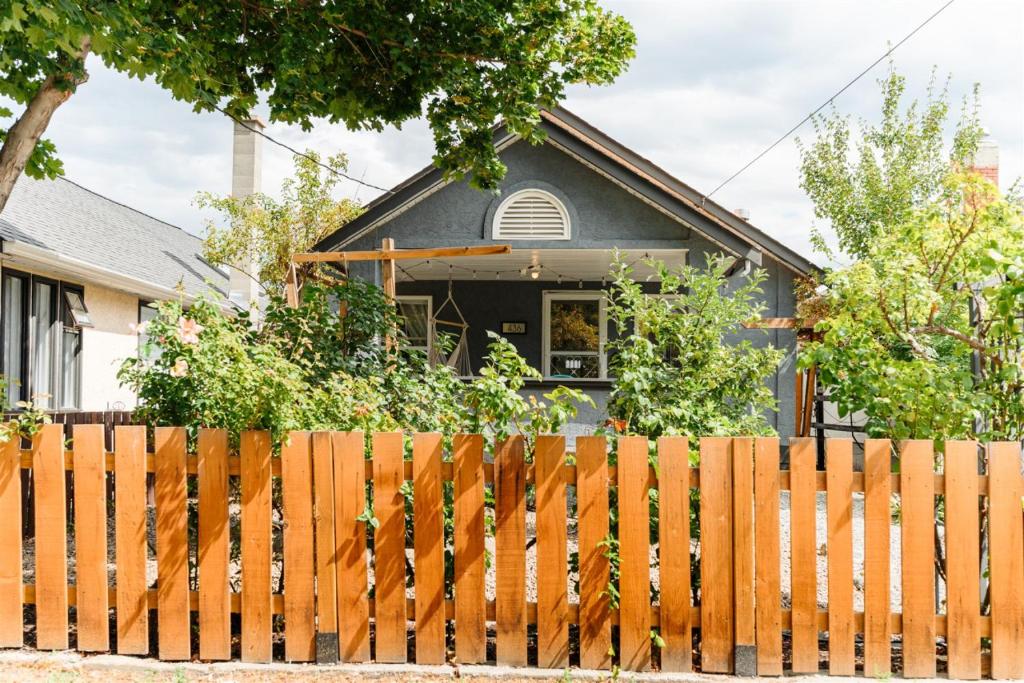 una valla de madera frente a una casa en Blue Caribou Bungalow en Penticton