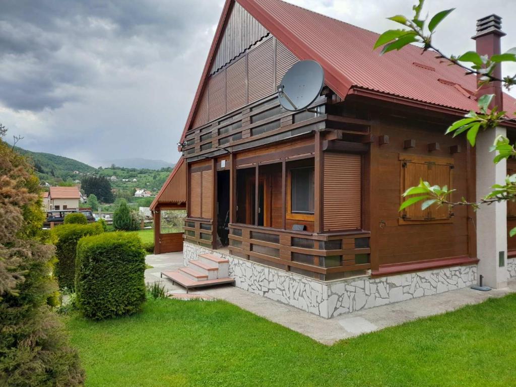 ein Haus mit einem roten Dach und einem grünen Hof in der Unterkunft Lodge Breza Lux in Kolašin