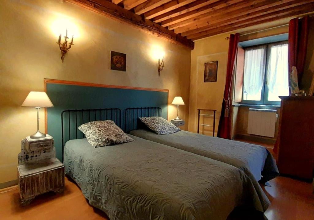 - une chambre avec un grand lit et une fenêtre dans l'établissement Vieux-Lyon - Maison Renaissance, à Lyon