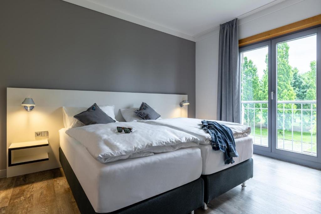 Postel nebo postele na pokoji v ubytování Hotel Leipheim Süd