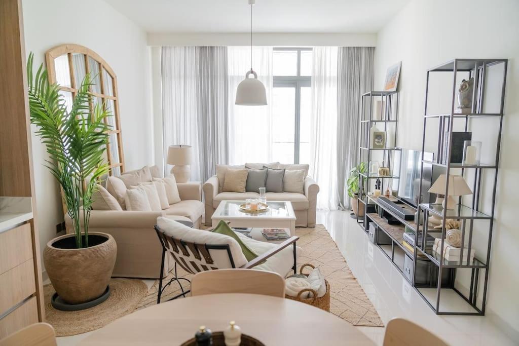 uma sala de estar com um sofá e uma mesa em Clever Guest Beach Vista 1 em Dubai