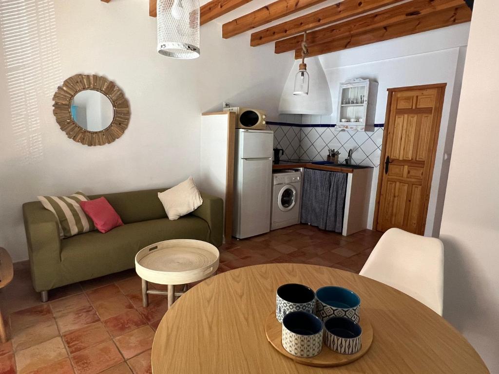 ein Wohnzimmer mit einem Tisch und einem Sofa in der Unterkunft Apartamento Marinero en Primera Linea in Villajoyosa
