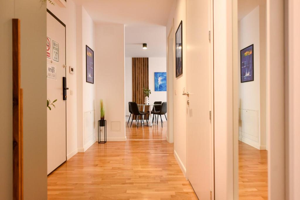 Ultimate Living Experience - Modern Accommodation & Free Parking near Romexpo - Appartement Met Balkon