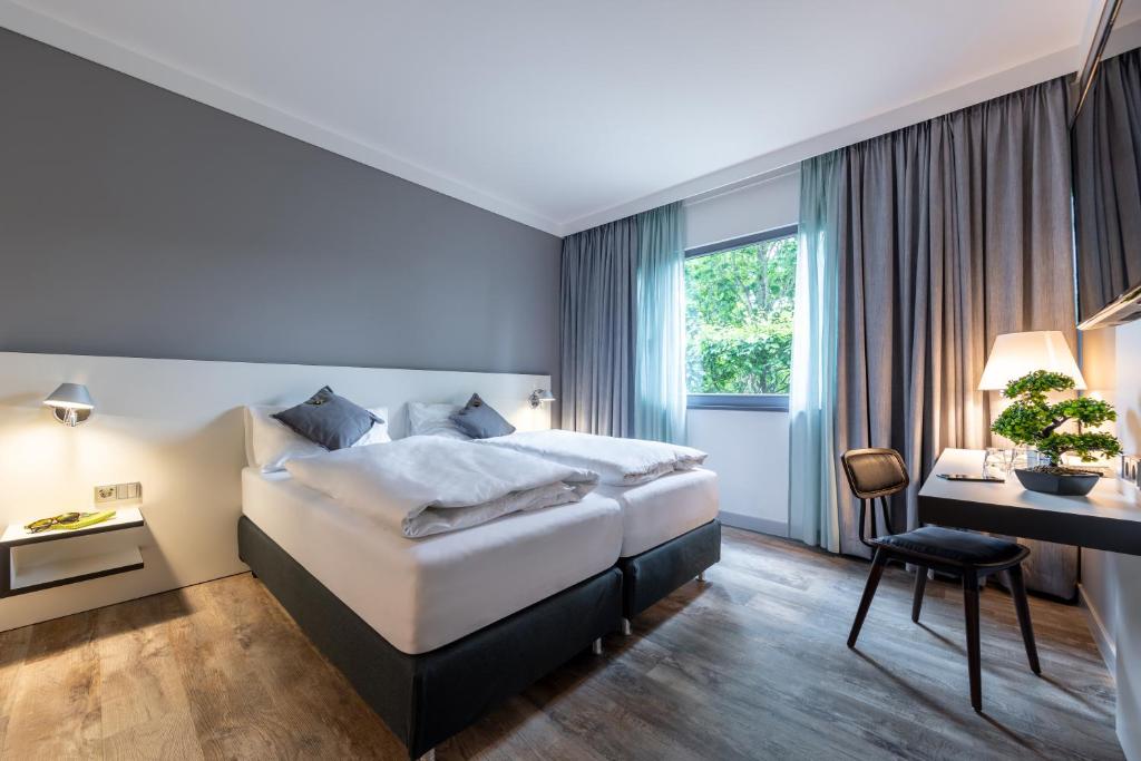 Postel nebo postele na pokoji v ubytování Hotel Leipheim Süd