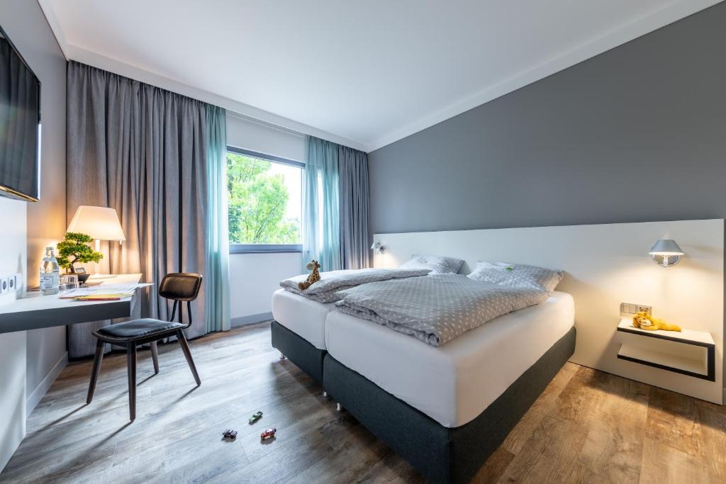 Postel nebo postele na pokoji v ubytování Hotel Leipheim Süd