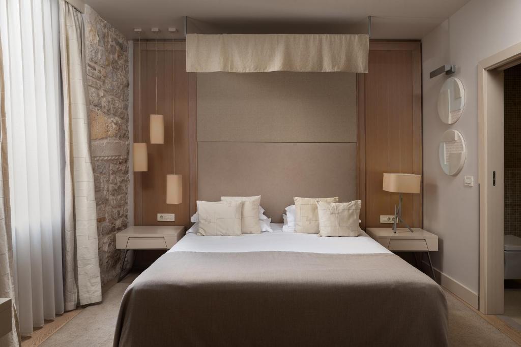 Postel nebo postele na pokoji v ubytování Art Hotel Kalelarga