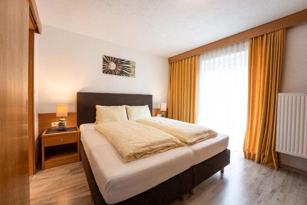 Postel nebo postele na pokoji v ubytování Gästehaus -Pension Edelweiss
