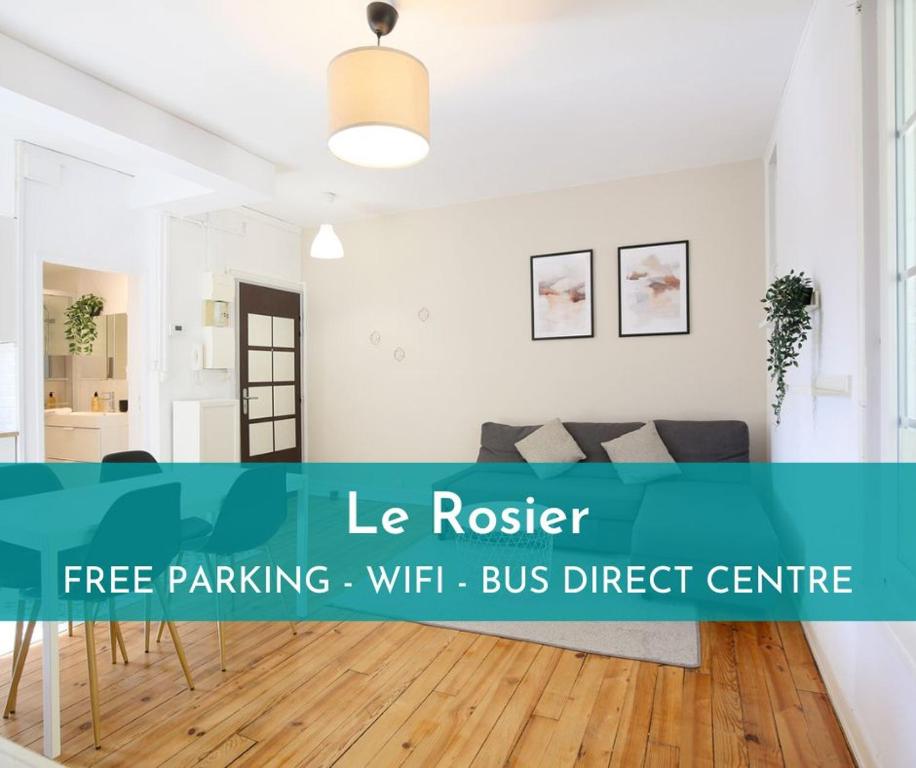 un salon blanc avec un canapé et une table dans l'établissement Le Rosier - 7 deniers - proche Airbus - Bus direct centre, à Toulouse