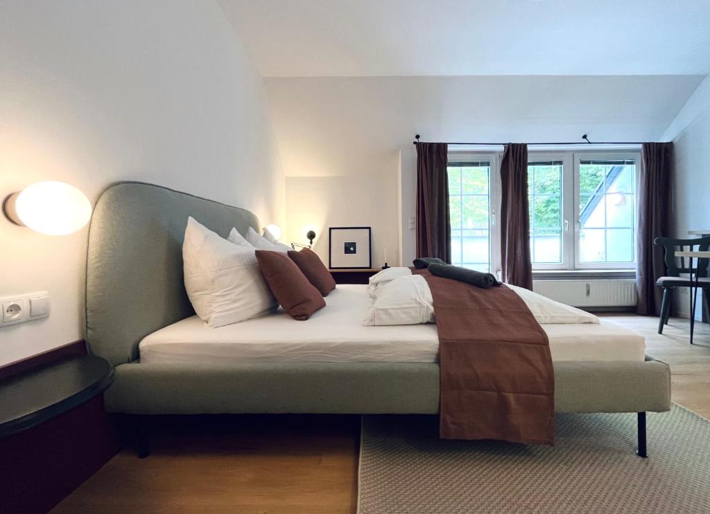 ein Schlafzimmer mit einem großen Bett mit Kissen darauf in der Unterkunft Puchberg Studio-Apartment in Puchberg am Schneeberg