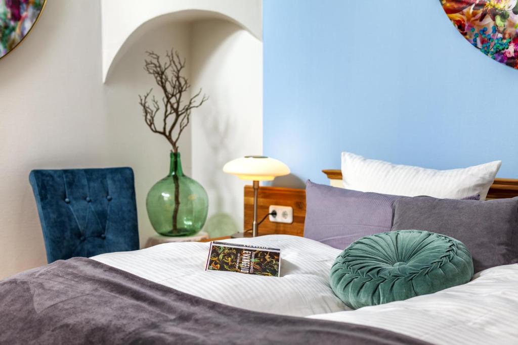 1 dormitorio con cama con almohada en Commandeur-Huus Wohnung 1 en Borkum