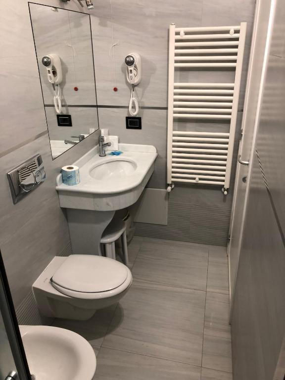 Koupelna v ubytování Hotel Luna Lido