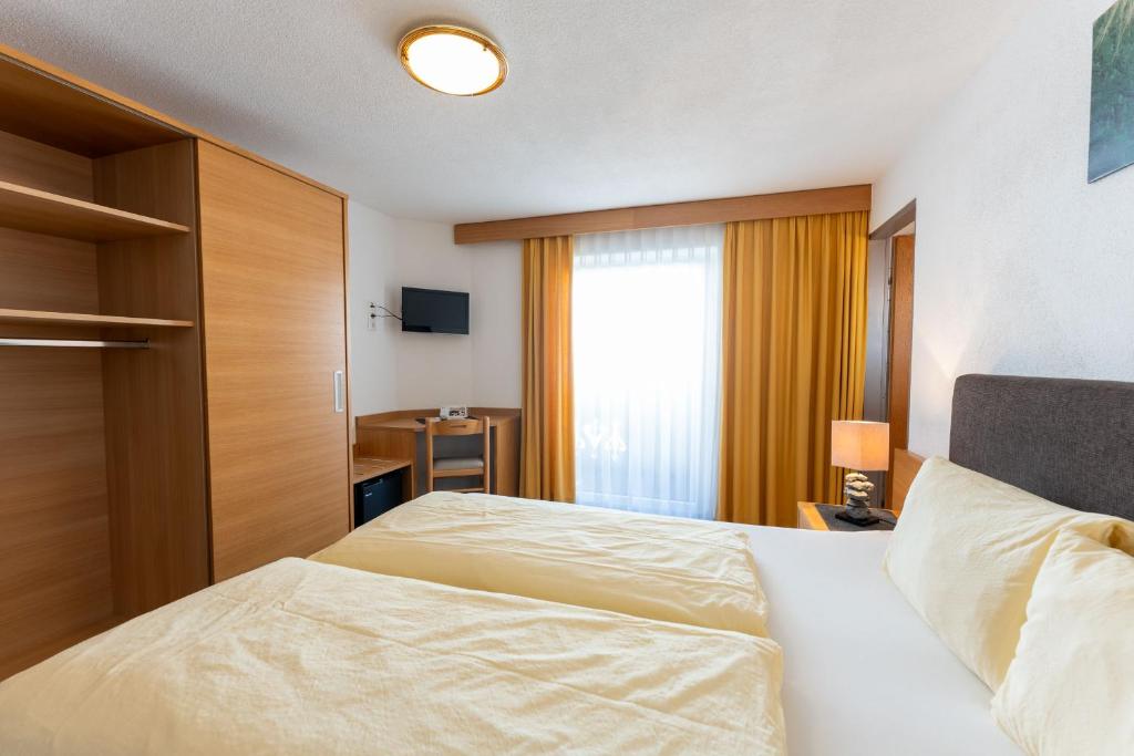 Postel nebo postele na pokoji v ubytování Gästehaus -Pension Edelweiss