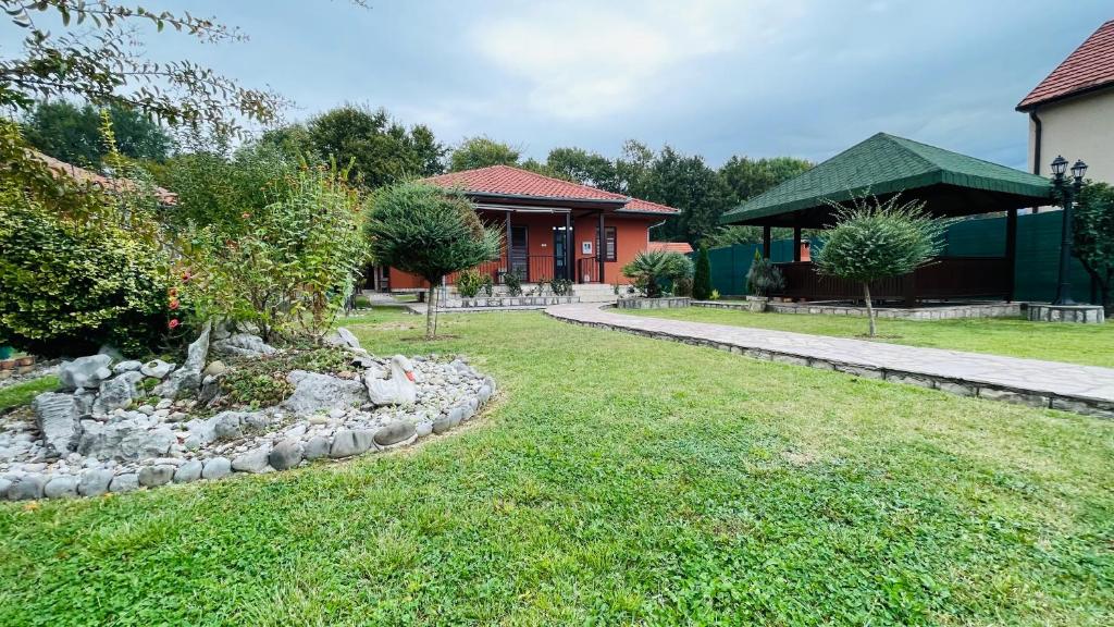 ein Hof mit einem Haus und ein Haus mit einem Steingarten in der Unterkunft Villa Darija in Danilovgrad