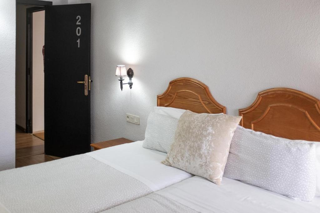 Cama o camas de una habitación en Hostal Victoria