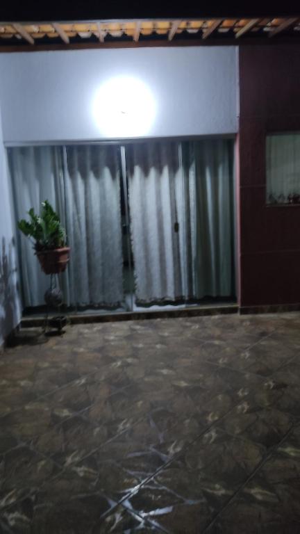 um quarto com uma planta num vaso numa parede em Casa bairro Tiradentes em Governador Valadares