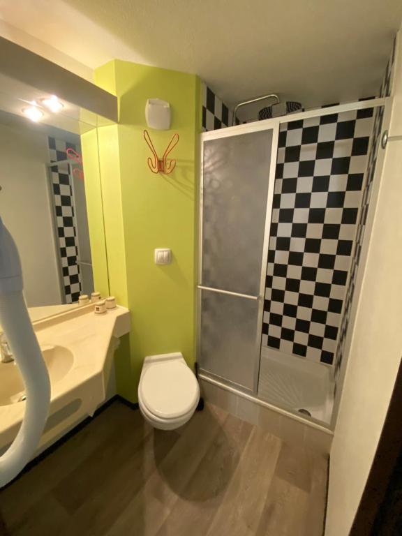 Enzo Hotels Pont-a-Mousson - Chambre Standard - 1 Lit Double Et 2 Lits Simples