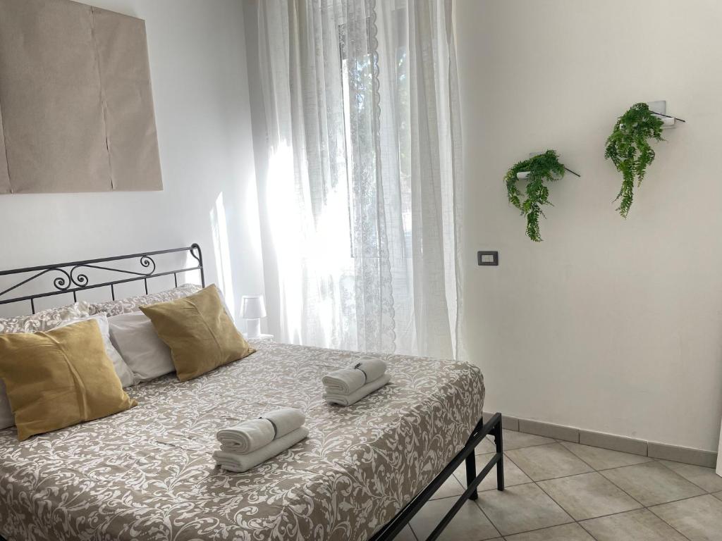 Volupta’s house Trastevere في روما: غرفة نوم عليها سرير وفوط