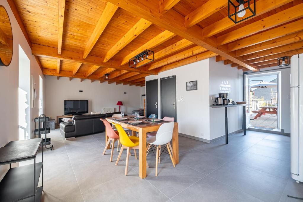 a kitchen and dining room with a wooden ceiling at Ar Mimoza - Appt pour 6 in Muzillac