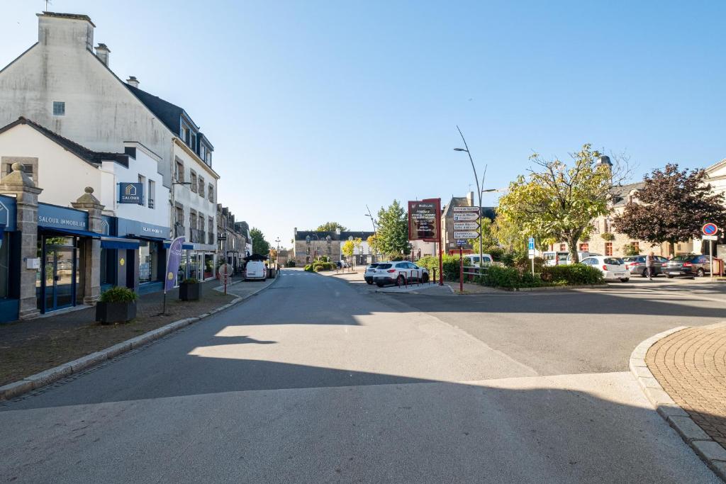 an empty street in a town with cars on the road at Ar Mimoza - Appt pour 6 in Muzillac