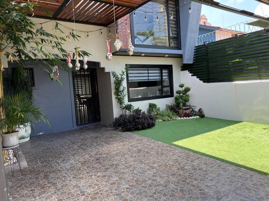 a house with a green lawn in front of it at Casa Deluxe Celaya in Celaya
