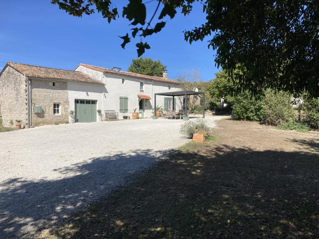 uma casa com uma grande entrada de garagem em frente em La Ruche em Theil-Rabier