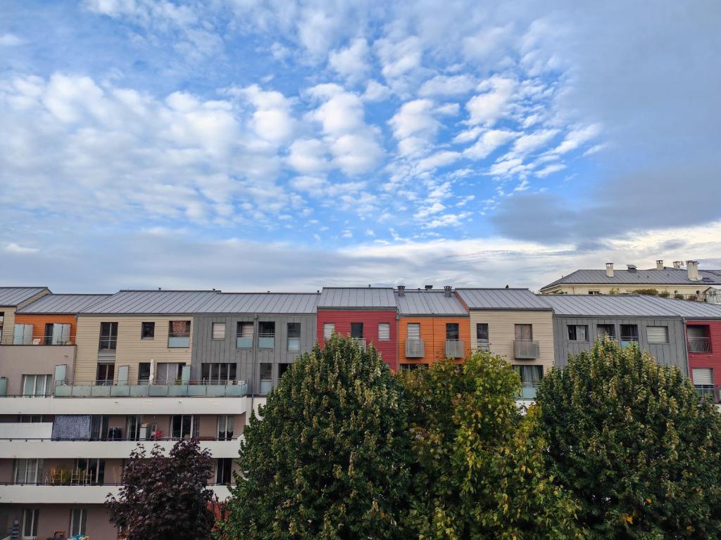 uma fila de edifícios de apartamentos sob um céu nublado em Sean em Issy-les-Moulineaux
