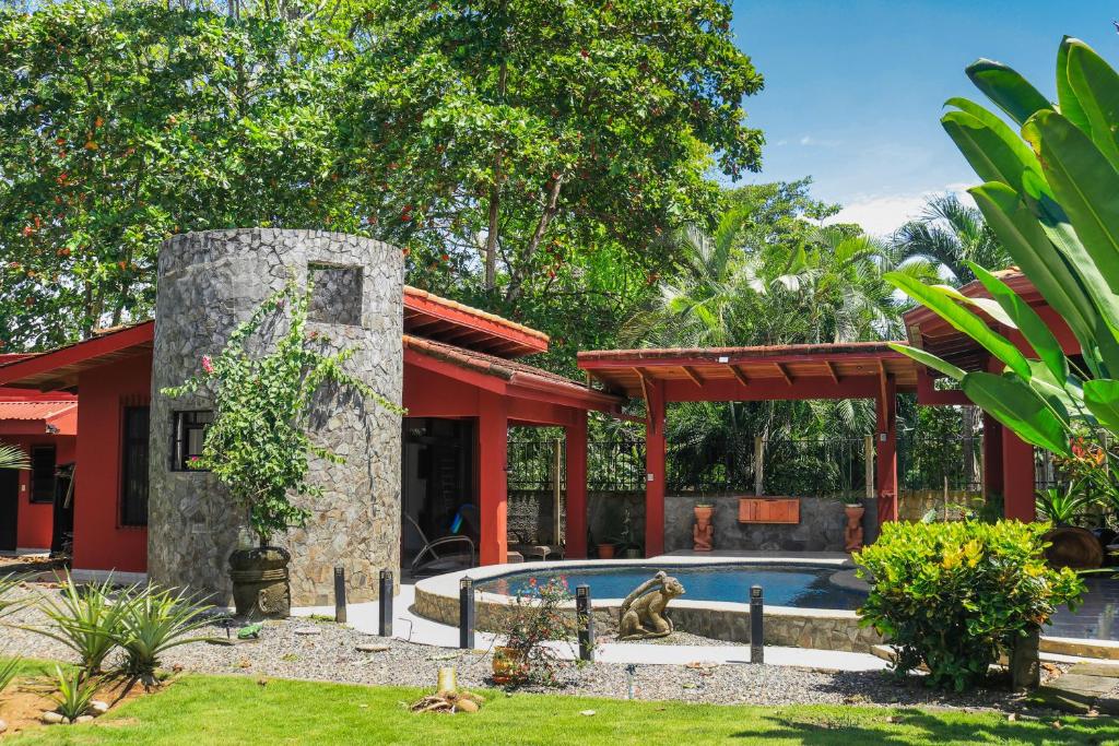una casa con piscina en un patio en Casa Las Lajas, en Esterillos
