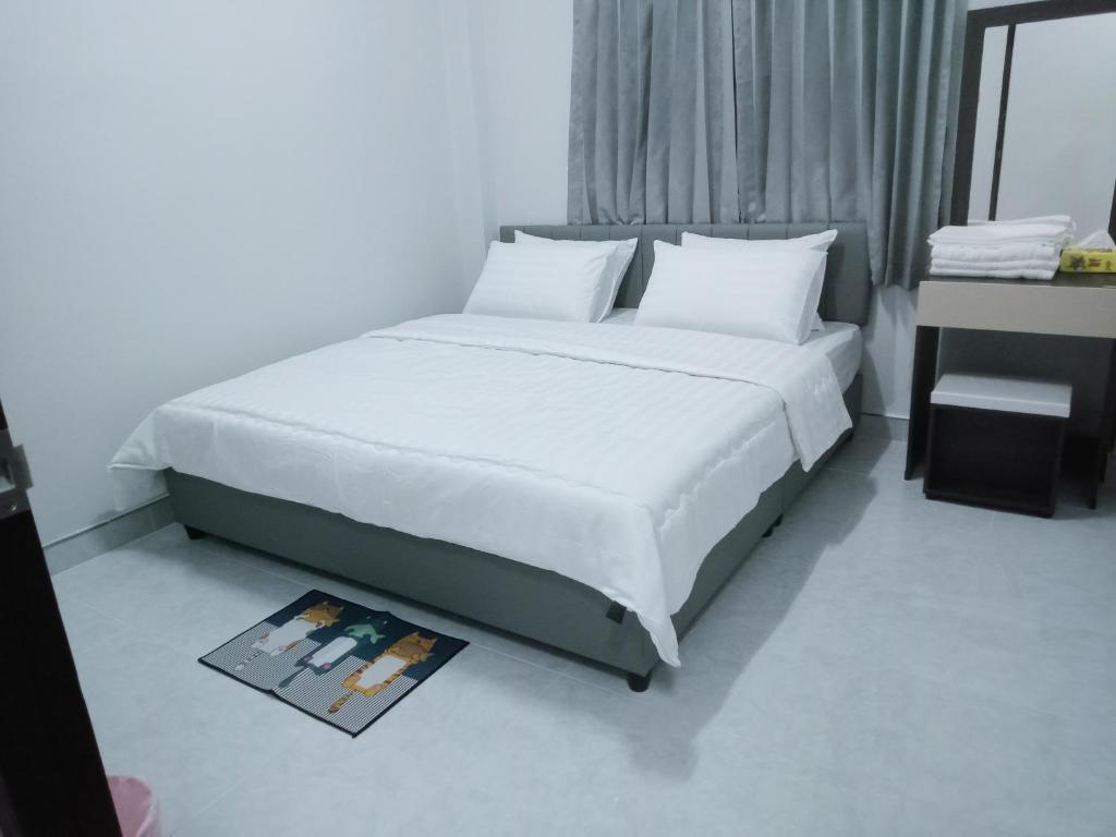 Ban Komo Sip Paet的住宿－PinkHomestayBetong(โฮมสเตย์เบตง)，卧室配有一张床和杂志,位于地板上