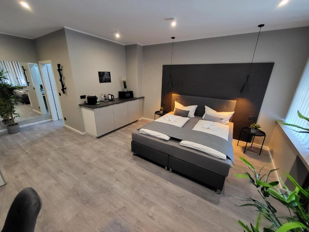 um quarto com uma cama com uma cabeceira preta em Liro Hotel Oberhausen em Oberhausen