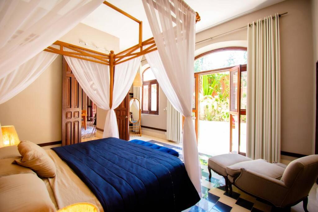 En eller flere senger på et rom på Villa Colonial Private Pool Center Merida 4Bedroom