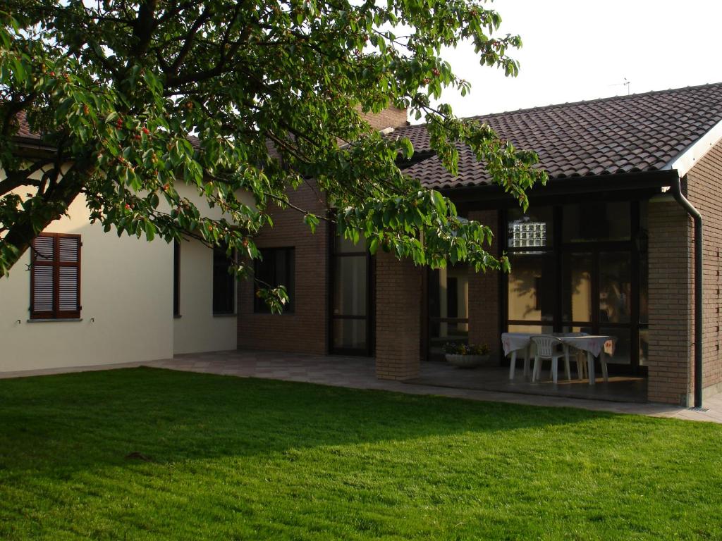 uma casa com um pátio e um relvado em Guest House Brera vicino aeroporto di MXP e laghi em Varallo Pombia