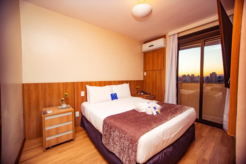 Cama ou camas em um quarto em Blue Tree Towers Millenium Porto Alegre