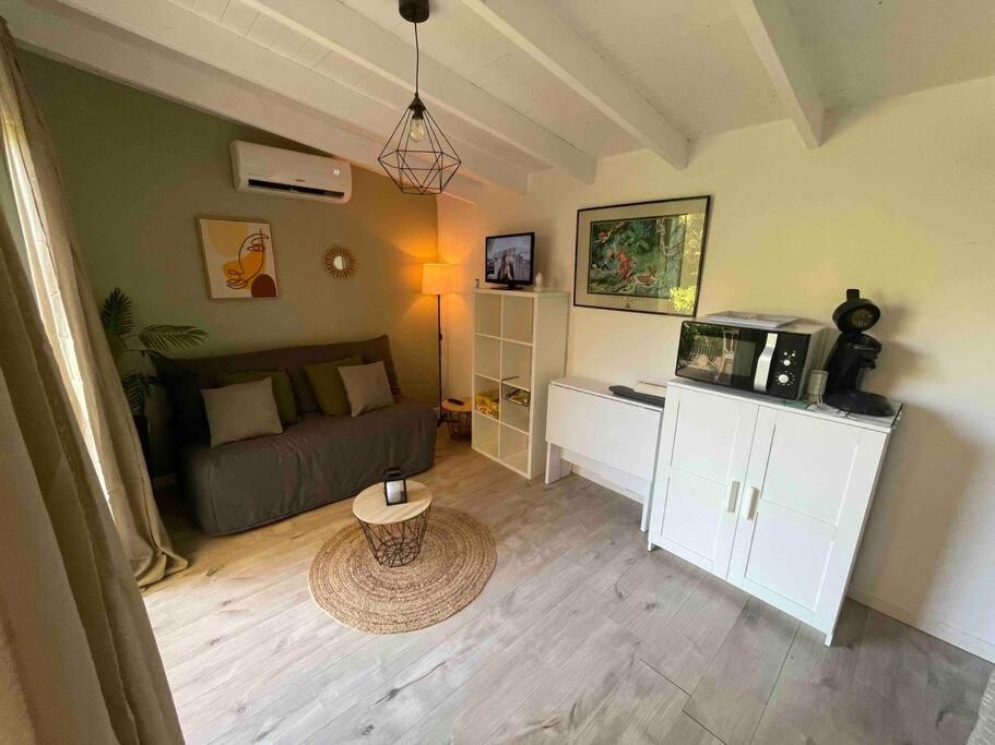 een woonkamer met een bank en een tafel bij La Cabane in Le Bar-sur-Loup