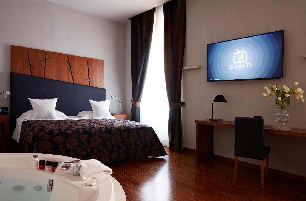 Postel nebo postele na pokoji v ubytování The Code Hotel