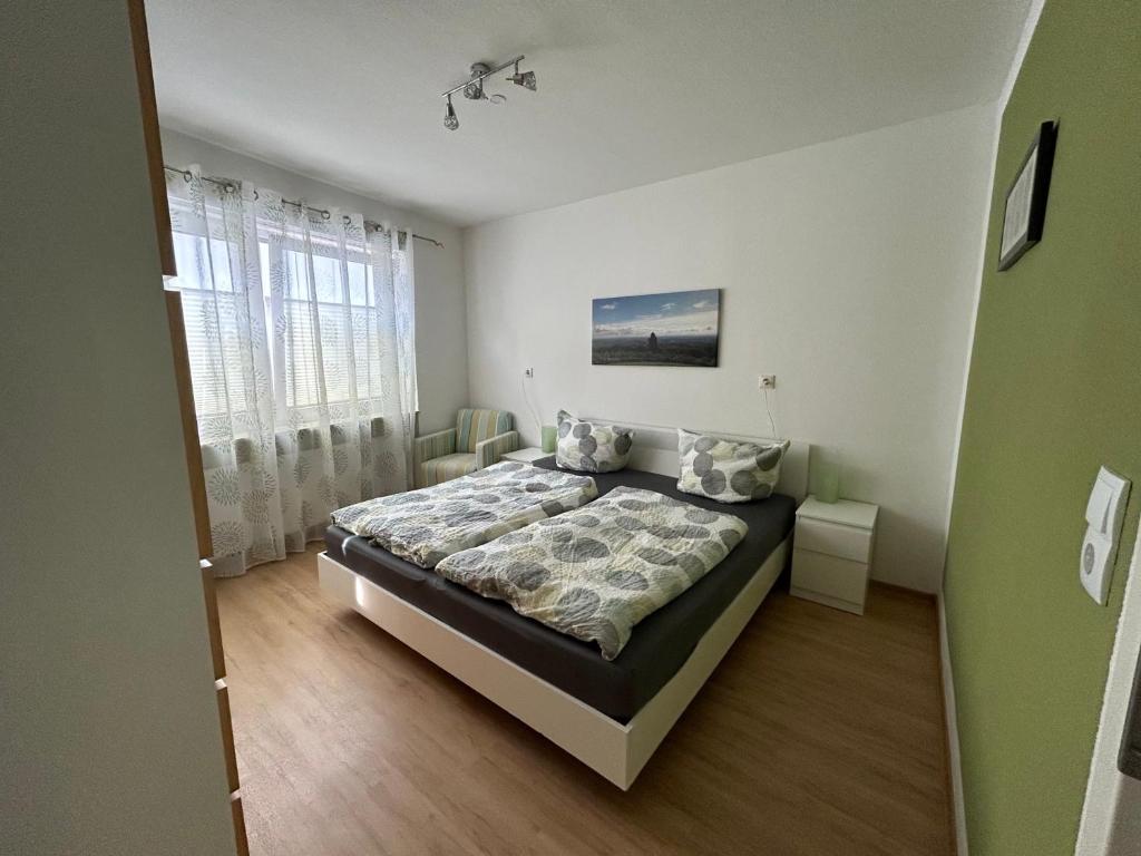 1 dormitorio con 1 cama grande en una habitación en Pfälzer Traumblick, en Sankt Martin