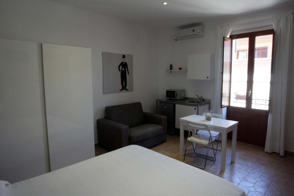 Zimmer mit einem Sofa, einem Tisch und einem Stuhl in der Unterkunft Dei Meravigli in Bari