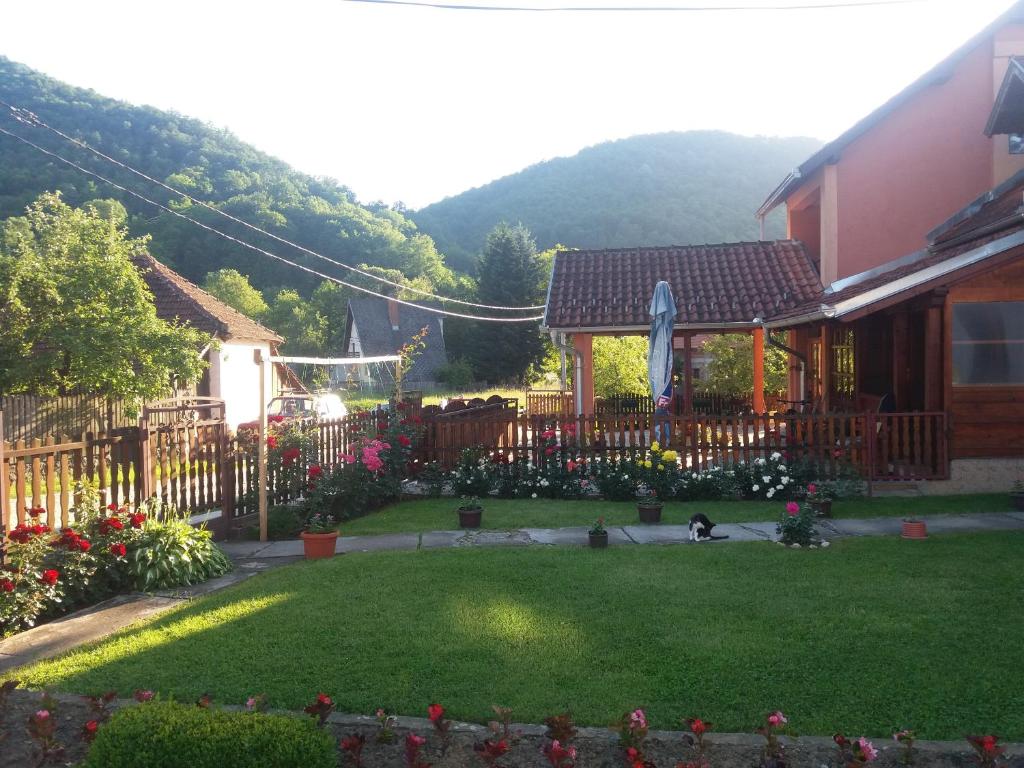 Nespecifikovaný výhled na hory nebo výhled na hory při pohledu z penzionu