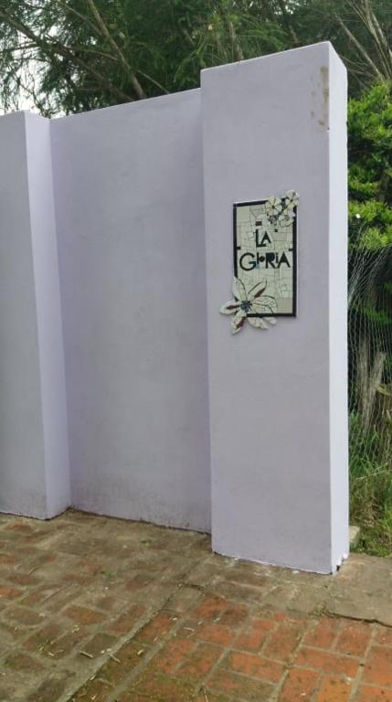 a white wall with a sign on it at Quinta La Gloria in La Plata