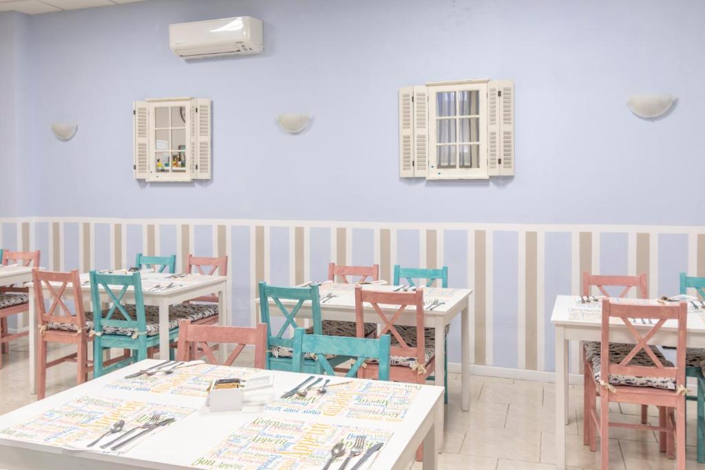 Reštaurácia alebo iné gastronomické zariadenie v ubytovaní Hotel Albachiara