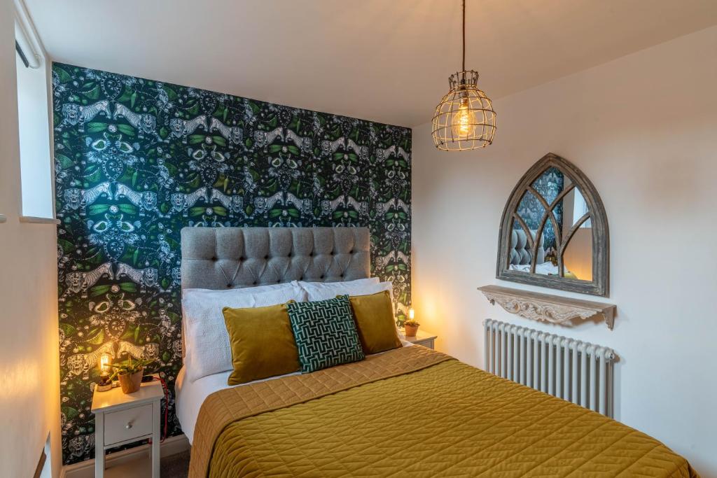 um quarto com uma cama com um cobertor verde em Luxury Chapel Apartment within City Walls em Chester