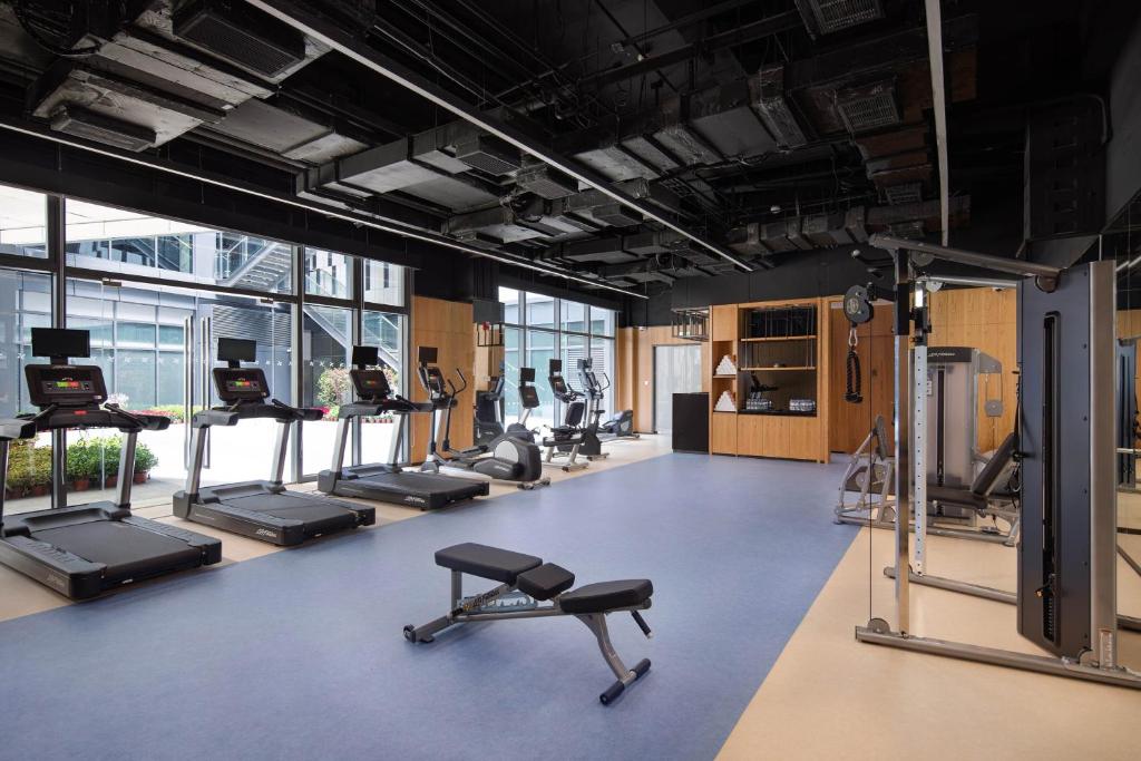 una palestra con molti tapis roulant e macchine di Four Points by Sheraton Shanghai Jiading a Shanghai