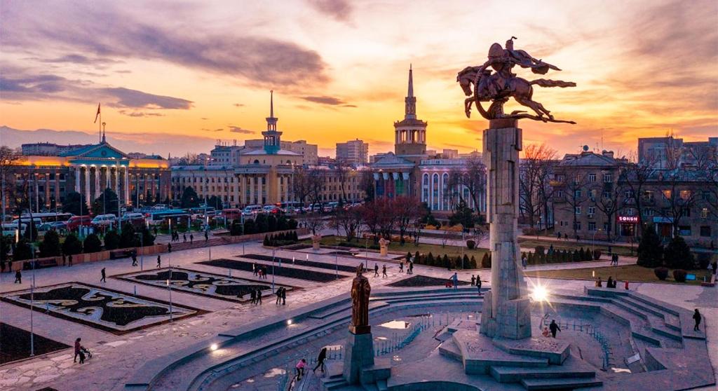 Miasto z posągiem człowieka na koniu w obiekcie Central Bishkek Apartment w mieście Biszkek