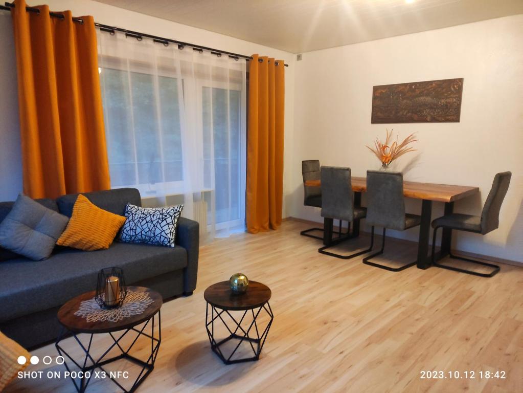 ein Wohnzimmer mit einem Sofa und einem Tisch in der Unterkunft Lieblingsort in Freudenstadt